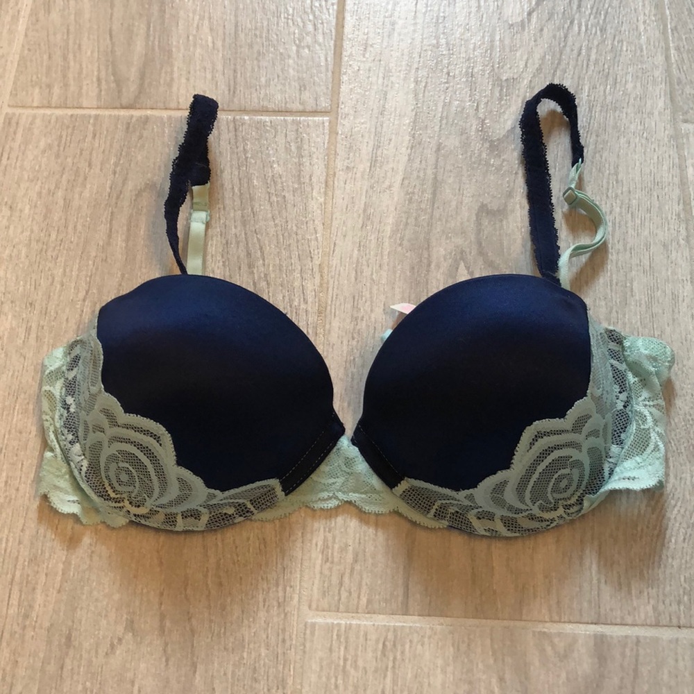 PINK bra (never worn)